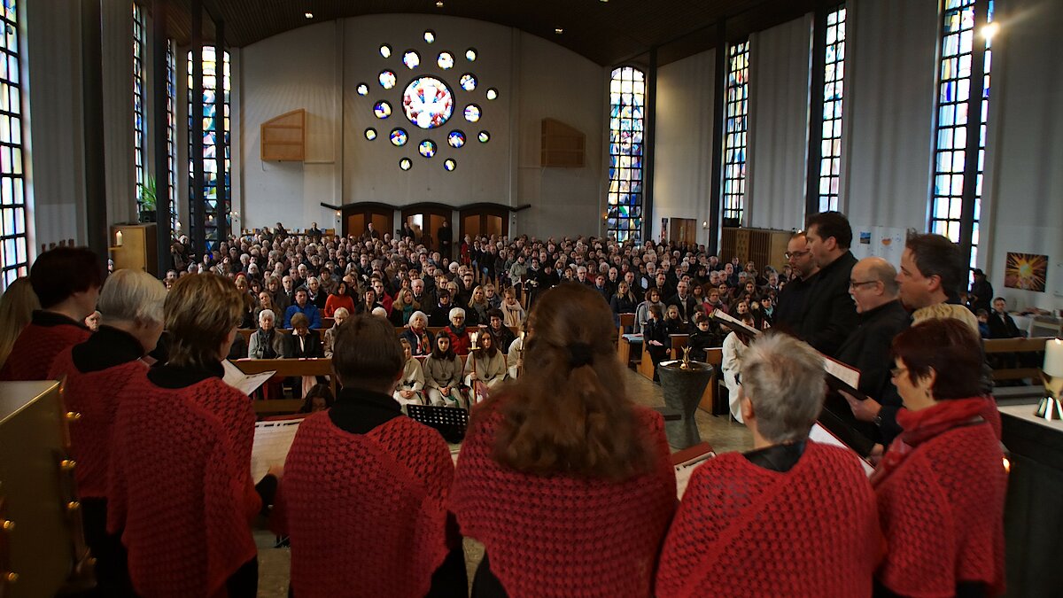 Bischof gründet neue Pfarrei und 600 Personen feiern mit